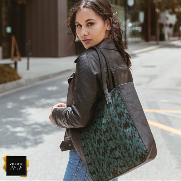 NWT Vegan Black & Green Python Tote w/ Bag inside - Picture 2 of 2